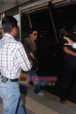 Shahrukh Khan snapped as he returns from Kolkatta on 31st Aug 2010 (4).JPG