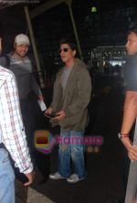 Shahrukh Khan snapped as he returns from Kolkatta on 31st Aug 2010 (6).JPG