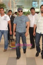 Salman Khan returns from Nagpur in Mumbai Airport on 6th Sept 2010 (3).JPG