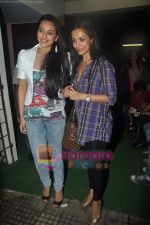 Sonakshi Sinha, Malaika Arora Khan watch Salman Khan_s Dabangg in Ketnav, Mumbai on 6th Sept 2010 (2).JPG