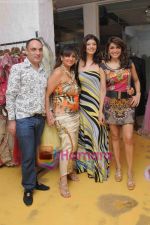 Pooja Batra at ANJALEE & ARJUN KAPOOR FESTIVE COLLECTION PREVIEW 2010 in Olive, Mumbai on 7th Sept 2010 (2).jpg