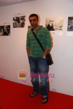 at Anupam Kher_s art exhibition in Bandra on 7th Sept 2010 (69).JPG