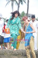 Twinkle Khanna at Akshay Kumar_s Ganpati visarjan on 12th Sept 2010 (5).JPG