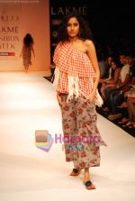 Model walks the ramp for Asmita Marwah Show at Lakme Winter fashion week day 1 on 17th Sept 2010 (33).JPG