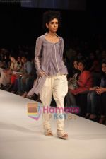 Model walks the ramp for Digvijay Singh Show at Lakme Winter fashion week day 1 on 17th Sept 2010 (12).JPG