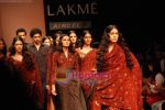 Model walks the ramp for Soumitra Show at Lakme Winter fashion week day 1 on 17th Sept 2010 (28).JPG