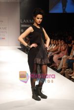 Model walks the ramp for Viia Show at Lakme Winter fashion week day 2 on 18th Sept 2010 (11).JPG