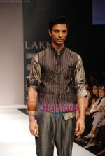 Model walks the ramp for Viia Show at Lakme Winter fashion week day 2 on 18th Sept 2010 (13).JPG