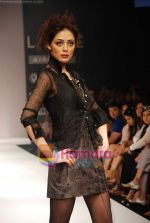 Model walks the ramp for Viia Show at Lakme Winter fashion week day 2 on 18th Sept 2010 (16).JPG