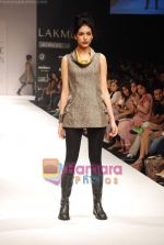 Model walks the ramp for Viia Show at Lakme Winter fashion week day 2 on 18th Sept 2010 (23).JPG