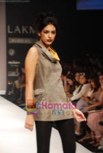 Model walks the ramp for Viia Show at Lakme Winter fashion week day 2 on 18th Sept 2010 (24).JPG