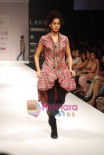 Model walks the ramp for Viia Show at Lakme Winter fashion week day 2 on 18th Sept 2010 (25).JPG