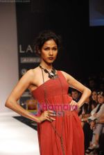 Model walks the ramp for Viia Show at Lakme Winter fashion week day 2 on 18th Sept 2010 (28).JPG