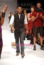 Model walks the ramp for Viia Show at Lakme Winter fashion week day 2 on 18th Sept 2010 (35).JPG