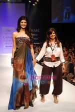 Pooja Batra walks the ramp for Babita Show at Lakme Winter fashion week day 2 on 18th Sept 2010 (45).JPG