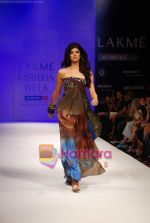 Pooja Batra walks the ramp for Babita Show at Lakme Winter fashion week day 2 on 18th Sept 2010 (5).JPG