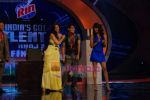 Priyanka Chopra, Ranbir Kapoor, Sonali Bendre on the sets of India_s Got Talent  in Film City on 18th Sept 2010 (5).JPG