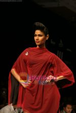 Model walks the ramp for Arjun Show at Lakme Winter fashion week day 4 on 20th Sept 2010 (14).JPG