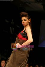 Model walks the ramp for Arjun Show at Lakme Winter fashion week day 4 on 20th Sept 2010 (20).JPG