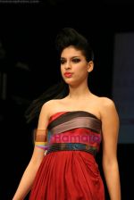 Model walks the ramp for Arjun Show at Lakme Winter fashion week day 4 on 20th Sept 2010 (73).JPG