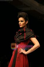 Model walks the ramp for Arjun Show at Lakme Winter fashion week day 4 on 20th Sept 2010 (86).JPG