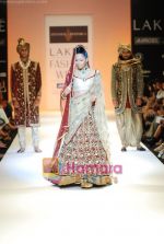 Model walks the ramp for Shyamal Bhumika Show at Lakme Winter fashion week day 4 on 20th Sept 2010 (10).JPG