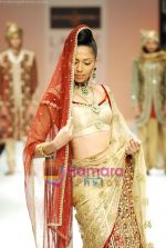 Model walks the ramp for Shyamal Bhumika Show at Lakme Winter fashion week day 4 on 20th Sept 2010 (11).JPG