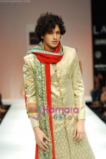 Model walks the ramp for Shyamal Bhumika Show at Lakme Winter fashion week day 4 on 20th Sept 2010 (15).JPG