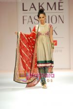 Model walks the ramp for Shyamal Bhumika Show at Lakme Winter fashion week day 4 on 20th Sept 2010 (16).JPG