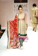 Model walks the ramp for Shyamal Bhumika Show at Lakme Winter fashion week day 4 on 20th Sept 2010 (17).JPG