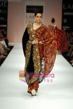 Model walks the ramp for Shyamal Bhumika Show at Lakme Winter fashion week day 4 on 20th Sept 2010 (19).JPG