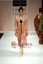 Model walks the ramp for Shyamal Bhumika Show at Lakme Winter fashion week day 4 on 20th Sept 2010 (20).JPG