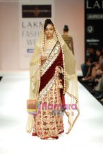 Model walks the ramp for Shyamal Bhumika Show at Lakme Winter fashion week day 4 on 20th Sept 2010 (25).JPG