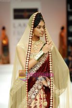 Model walks the ramp for Shyamal Bhumika Show at Lakme Winter fashion week day 4 on 20th Sept 2010 (26).JPG