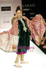 Model walks the ramp for Shyamal Bhumika Show at Lakme Winter fashion week day 4 on 20th Sept 2010 (35).JPG
