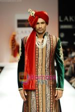 Model walks the ramp for Shyamal Bhumika Show at Lakme Winter fashion week day 4 on 20th Sept 2010 (37).JPG