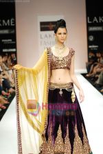 Model walks the ramp for Shyamal Bhumika Show at Lakme Winter fashion week day 4 on 20th Sept 2010 (38).JPG