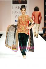 Model walks the ramp for Shyamal Bhumika Show at Lakme Winter fashion week day 4 on 20th Sept 2010 (39).JPG