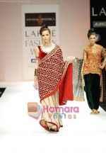 Model walks the ramp for Shyamal Bhumika Show at Lakme Winter fashion week day 4 on 20th Sept 2010 (40).JPG