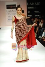 Model walks the ramp for Shyamal Bhumika Show at Lakme Winter fashion week day 4 on 20th Sept 2010 (41).JPG