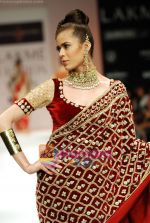 Model walks the ramp for Shyamal Bhumika Show at Lakme Winter fashion week day 4 on 20th Sept 2010 (42).JPG
