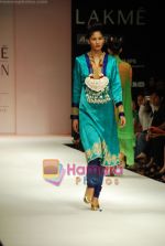 Model walks the ramp for V J Balhara Show at Lakme Winter fashion week day 3 on 19th Sept 2010 (73).JPG