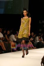 Model walks the ramp for Vikramjit Show at Lakme Winter fashion week day 4 on 20th Sept 2010 (16).JPG