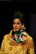 Model walks the ramp for Vikramjit Show at Lakme Winter fashion week day 4 on 20th Sept 2010 (22).JPG