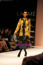 Model walks the ramp for Vikramjit Show at Lakme Winter fashion week day 4 on 20th Sept 2010 (36).JPG