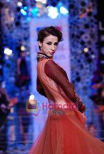 Model walks the ramp for Manish Malhotra Show at Lakme Winter fashion week day 4 on 20th Sept 2010 (103).JPG