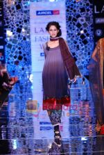 Model walks the ramp for Manish Malhotra Show at Lakme Winter fashion week day 4 on 20th Sept 2010 (113).JPG
