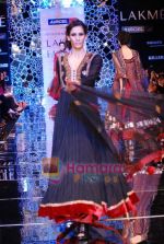 Model walks the ramp for Manish Malhotra Show at Lakme Winter fashion week day 4 on 20th Sept 2010 (118).JPG