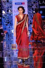 Model walks the ramp for Manish Malhotra Show at Lakme Winter fashion week day 4 on 20th Sept 2010 (121).JPG