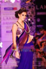 Model walks the ramp for Manish Malhotra Show at Lakme Winter fashion week day 4 on 20th Sept 2010 (30).JPG